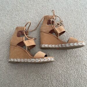 NWOT Frye Roberta Ghillie Wedge in Sand Tan